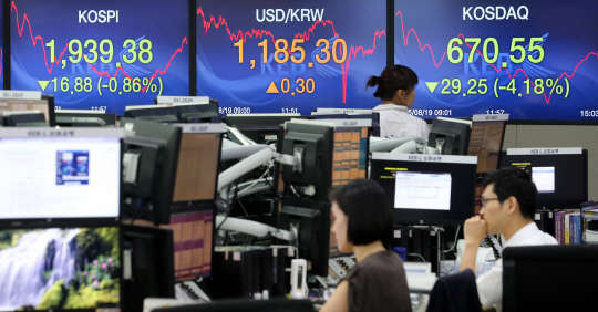 주식시장이 중국 발 경제 위기와 미국 기준금리 인상 임박에 이틀 연속 급락했다. 19일 코스닥지수는 전날보다 29.25포인트(4.18%) 내린 670.55로 마감했고 코스피도 1% 가깝게 떨어지며 사흘 연속 내림세를 이었다. 서울 명동 외환은행 본점에서 직원들이 업무를 보고 있다.  사진=연합뉴스